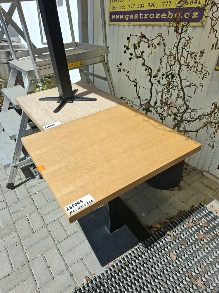 260065 Gastro stůl s centrální podnoží – 700 × 600 mm