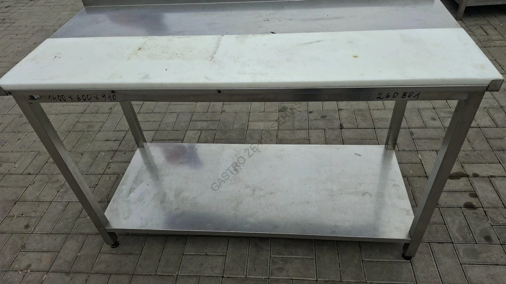 260301 Nerezový pracovní stůl s polyetylenovou deskou a spodní policí – 1400 × 600 × 910 mm