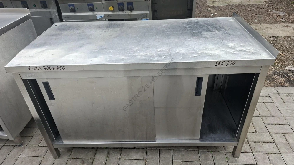 260300 Nerezový pracovní stůl skříňový s posuvnými dveřmi a zadním lemem – 1400 × 700 × 830 mm