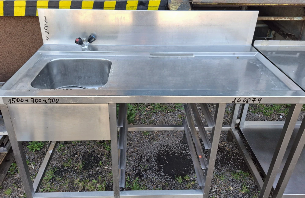 Nerez stůl dřez v levo, prolamovaná deska ZL 250mm 1500x700x900