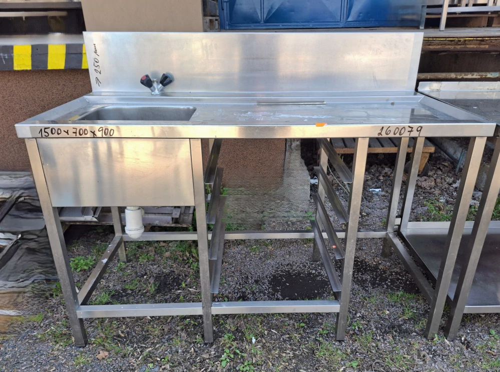 Nerez stůl dřez v levo, prolamovaná deska ZL 250mm 1500x700x900