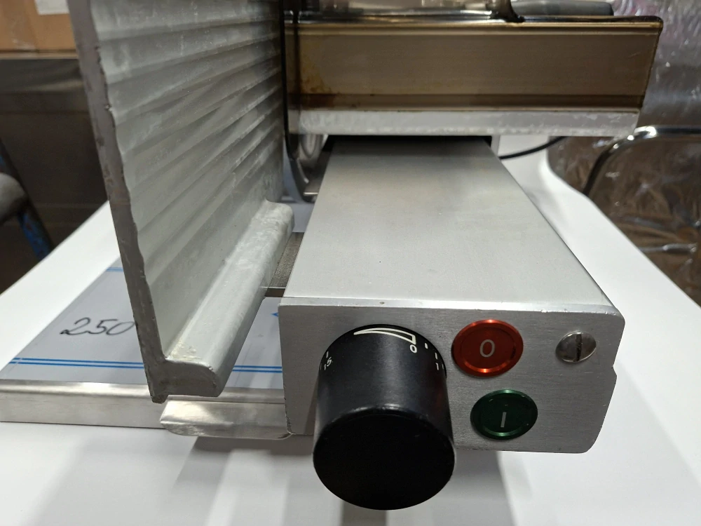 Nářezový stroj Graef E3000