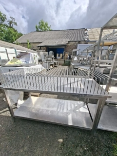 Nerez stojan na táci