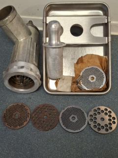 Přípojný strojek na mletí masa RE22 s velkou sadou