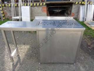 Stůl - nerez s trnoží,2x zabudovaný opláštěný zásobník na talíře,ZL,ATYP  1540x700x900