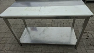 260301 Nerezový pracovní stůl s polyetylenovou deskou a spodní policí – 1400 × 600 × 910 mm