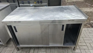 260300 Nerezový pracovní stůl skříňový s posuvnými dveřmi a zadním lemem – 1400 × 700 × 830 mm