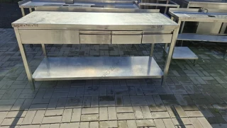 260303 Nerezový pracovní stůl se 3 zásuvkami a spodní policí – 1800 × 700 × 900 mm